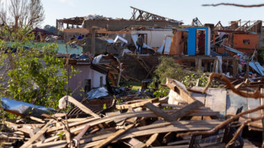 Pessoas caminhando em meio a escombros neste domingo em uma zona afetada por um tornado na cidade de Rio Bonito do Iguaçu, estado do Paraná Imagem referente a matéria