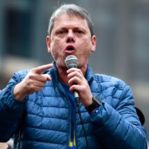 Pesquisa com deputados e senadores aponta confiança da maioria no nome de Tarcísio para disputar a presidência em 2026. Imagem referente a matéria