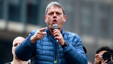 Pesquisa com deputados e senadores aponta confiança da maioria no nome de Tarcísio para disputar a presidência em 2026. Imagem referente a matéria