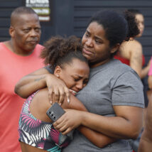 Moraes manda suspender inquérito de moradores que pegaram corpos na mata no Rio Imagem referente a matéria