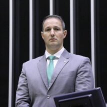 Derrite ignora pressão e mantém mudanças na Lei Antiterrorismo, com ajuste pontual à PF