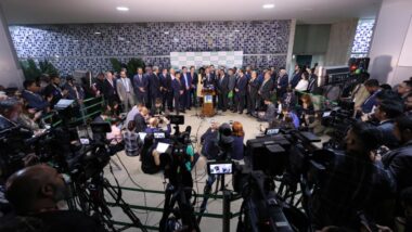 Arthur Lira, então presidente da Câmara, e parlamentares recuaram de proposta pró-vida depois de campanha de abortistas rotulando projeto como “PL do estuprador”. Imagem referente a matéria