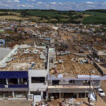 Casas destruídas e famílias desabrigadas mostram a dimensão dos estragos causados pela força do vento, no Paraná. Imagem referente a matéria
