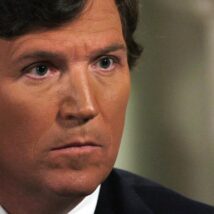 Influente no meio conservador, Tucker Carlson abriu espaço a antissemitistas sem confrontá-los. Imagem referente a matéria