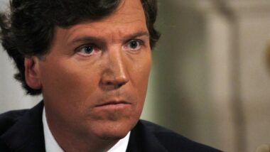 Influente no meio conservador, Tucker Carlson abriu espaço a antissemitistas sem confrontá-los. Imagem referente a matéria