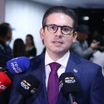 Motta cede à pressão e diz que texto de Derrite não afetará autonomia da PF Hugo Motta