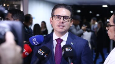 Presidente da Câmara negociará texto do PL Antifacção com o governo e líderes partidários, mas sem afetar as atribuições da PF. Imagem referente a matéria