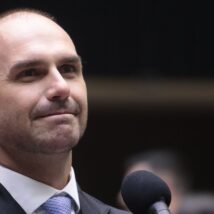 O maior inimigo da direita é este EDUARDO BOLSONARO DESESPERO DIREITA