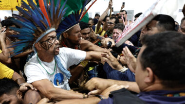 Manifestantes forçam entrada em área reservada a credenciados na COP 30. Imagem referente a matéria