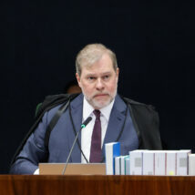 Toffoli discute com Mendonça e diz que fica “exaltado com covardia” Toffoli discute com Mendonça em sessão na Segunda Turma