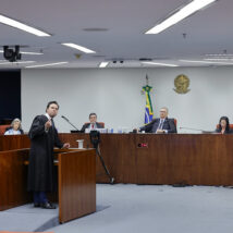 Moraes pede foto de réu durante aniversário e advogado defende suspensão de julgamento Após Moraes interromper sustentação oral para julgamento, Jeffrey Chiquini fala sobre ausência de laudo. Ele também se dirige a seus colegas para tratar de alteração de código hash em prova.
