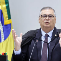 Dino adverte advogados e fala em “poder de polícia” após sustentação oral de Jeffrey Chiquini Flávio Dino, durante julgamento do núcleo 3, no momento em que adverte advogados sobre "poder de polícia" da presidência da Primeira Turma.