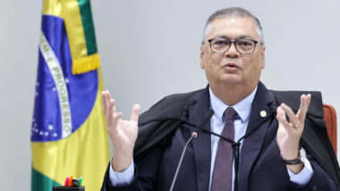 Flávio Dino, durante julgamento do núcleo 3, no momento em que adverte advogados sobre “poder de polícia” da presidência da Primeira Turma. Imagem referente a matéria