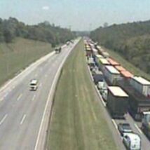 Polícia investiga possível assalto ou sequestro do motorista pelo crime organizado. Rodovia ficou fechada por 5 horas. Imagem referente a matéria