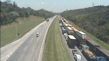 Polícia investiga possível assalto ou sequestro do motorista pelo crime organizado. Rodovia ficou fechada por 5 horas. Imagem referente a matéria