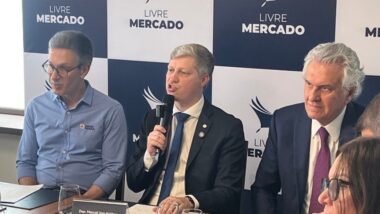 Governadores Romeu Zema e Ronaldo Caiado, durante evento da Frente do Livre Mercado sobre a segurança pública. Imagem referente a matéria