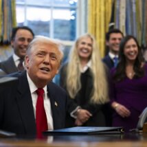 Trump defendeu vistos para trabalhadores estrangeiros qualificados, ao dizer que “não dá para tirar americanos da fila do desemprego e colocá-los para fabricar mísseis” Imagem referente a matéria