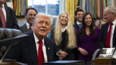 Trump defendeu vistos para trabalhadores estrangeiros qualificados, ao dizer que “não dá para tirar americanos da fila do desemprego e colocá-los para fabricar mísseis” Imagem referente a matéria