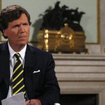 Tucker Carlson deu espaço a provocador antissemita e desencadeou uma crise no movimento conservador americano. Imagem referente a matéria