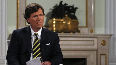 Tucker Carlson deu espaço a provocador antissemita e desencadeou uma crise no movimento conservador americano. Imagem referente a matéria