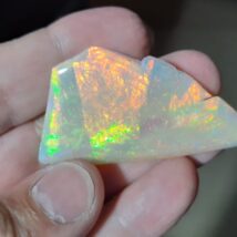 Pedra preciosa opala é conhecida pela rara paleta de cores. Imagem referente a matéria