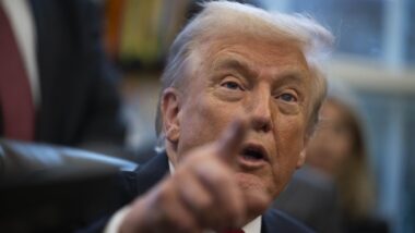 O presidente dos EUA, Donald Trump, avalia medidas para endirecer política migratória após ataque armado Imagem referente a matéria