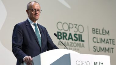 O chanceler alemão, Friedrich Merz, discursa no encontro de líderes da COP 30, em Belém. Imagem referente a matéria