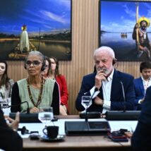 Lula com a ministra Marina Silva, do Meio Ambiente, em uma das rodadas de negociação da COP 30. Imagem referente a matéria