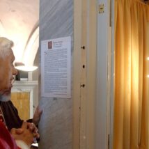 O papa Bento XVI observa a relíquia da Santa Face de Manoppello, em 2006. Imagem referente a matéria