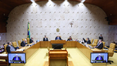 Aposentados que conseguiram decisões favoráveis com a revisão da vida toda do INSS, até 5 de abril de 2024, não precisarão devolver valores. Imagem referente a matéria