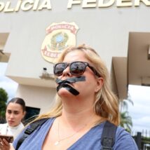 Apoiadores de Bolsonaro protestam contra prisão em frente à PF; veja fotos Protesto aliados Bolsonaro