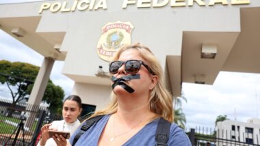 Manifestante protesta contra a prisão de Bolsonaro, em Brasília. Imagem referente a matéria