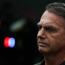 Prisão de Jair Bolsonaro: Defesa alega que ele enfrenta “doenças permanentes” e sequelas “irreversíveis” em decorrência da facada sofrida em 2018.