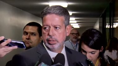 Ex-presidente da Câmara afirma que prisão de Bolsonaro reforça a polarização no país. É o 4º presidente preso na história recente. Imagem referente a matéria