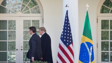 O presidente dos Estados Unidos, Donald J. Trump (à direita), e o presidente do Brasil, Jair Bolsonaro (à esquerda), se afastam ao final da coletiva de imprensa conjunta no Jardim das Rosas da Casa Branca, em Washington, DC, EUA, no dia 19 de março de 2019. Imagem referente a matéria