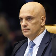 Moraes chama ações de filhos de Bolsonaro de “iniciativas patéticas” ao justificar prisão prisão de bolsonaro O ministro do STF Alexandre de Moraes classificou como "iniciativas patéticas" as atitudes de Eduardo e Flávio, filhos de Jair Bolsonaro.