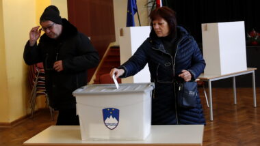 Os eslovenos começaram a votar em um referendo sobre a entrada em vigor ou a anulação da lei de suicídio assistido aprovada. Imagem referente a matéria