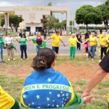 Bolsonaro diz que queimou tornozeleira por “certa paranoia” e “alucinação”; apoiadores voltam a protestar em frente à PF Prisão de Bolsonaro
