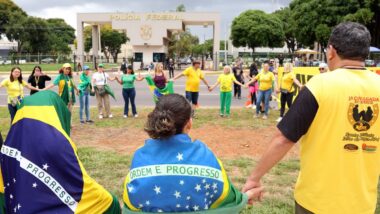 Prisão do ex-presidente está mantida, pelo menos, até o julgamento da decisão monocrática de Moraes nesta segunda (24). Imagem referente a matéria