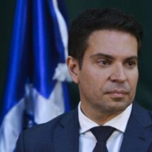 Esposa de Ramagem comenta ida da família aos EUA após decreto de prisão Alexandre Ramagem (PL-RJ) teve a prisão preventiva decretada pelo ministro do Supremo Tribunal Federal, Alexandre de Moraes.