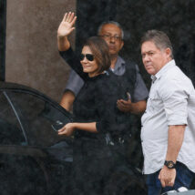 Michelle visita Bolsonaro: veja fotos da movimentação em frente à PF em Brasília Imagem referente a matéria