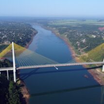 Brasil e Paraguai divergem sobre horário inicial para funcionamento da Ponte da Integração, que segue com incerteza sobre data de abertura. Imagem referente a matéria