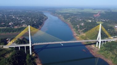 Brasil e Paraguai divergem sobre horário inicial para funcionamento da Ponte da Integração, que segue com incerteza sobre data de abertura. Imagem referente a matéria
