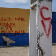 Muro com a frase “Proibido roubar na comunidade”, transmitida pela organização criminosa Comando Vermelho (CV), na entrada da comunidade no bairro Vila da Barca em Belém Imagem referente a matéria