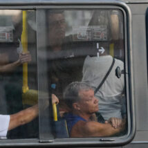 O Brasil suspira, mas já não sonha. No ônibus lotado após um dia de trabalho, o brasileiro leva mais que cansaço — carrega uma esperança que se perde em silêncio. Imagem referente a matéria