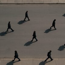 Solidão cresce no Ocidente, mas sem catástrofe: menos encontros presenciais, mais percepção de isolamento. Um alerta, não uma epidemia. Imagem referente a matéria