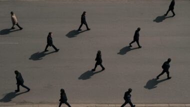 Solidão cresce no Ocidente, mas sem catástrofe: menos encontros presenciais, mais percepção de isolamento. Um alerta, não uma epidemia. Imagem referente a matéria