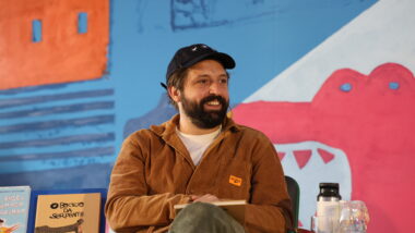 Gregório Duvivier, que está em cartaz com a peça “O céu da língua”, é um dos escolhidos para receber o Prêmio Paulo Gustavo. Imagem referente a matéria