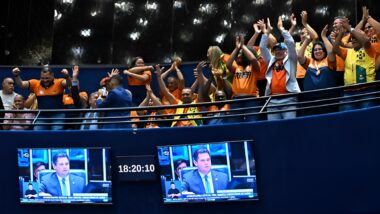 Pressão e aprovação: sob forte mobilização da categoria nas galerias, Senado aprova projeto que cria aposentadoria especial para agentes de saúde e impõe novos custos a estados e municípios. Imagem referente a matéria