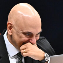 O ministro Alexandre de Moraes atropelou prazos para encerrar logo o processo de Bolsonaro. Imagem referente a matéria